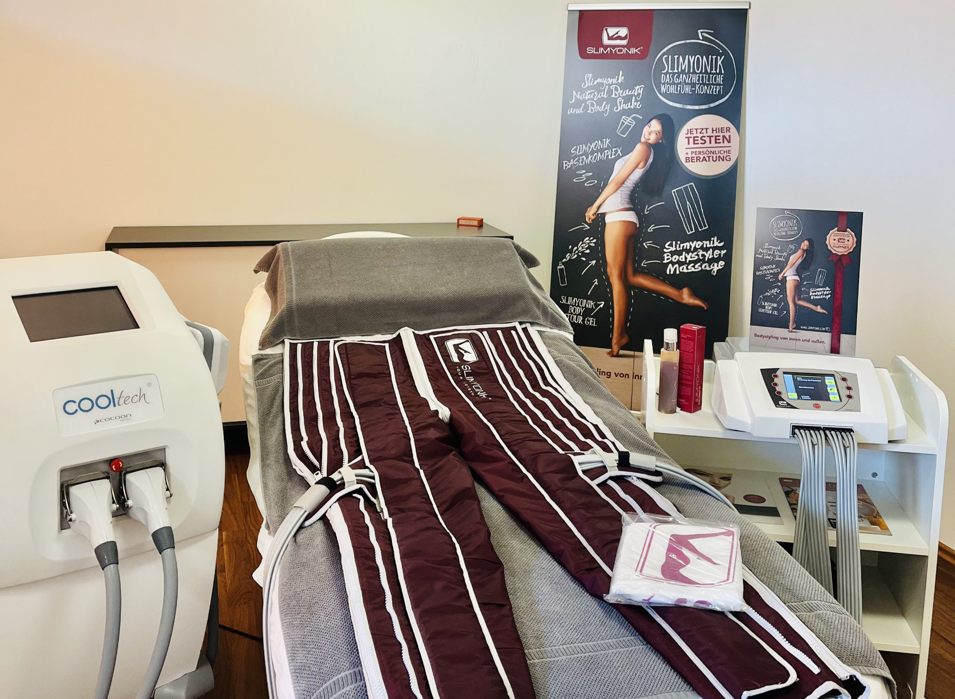 Behandlungsplatz für BODY³ SIGNATURE INTENSIVE mit Kryolipolyse-Gerät, SLIMYONIK®-Anzug und Ultraschallgerät